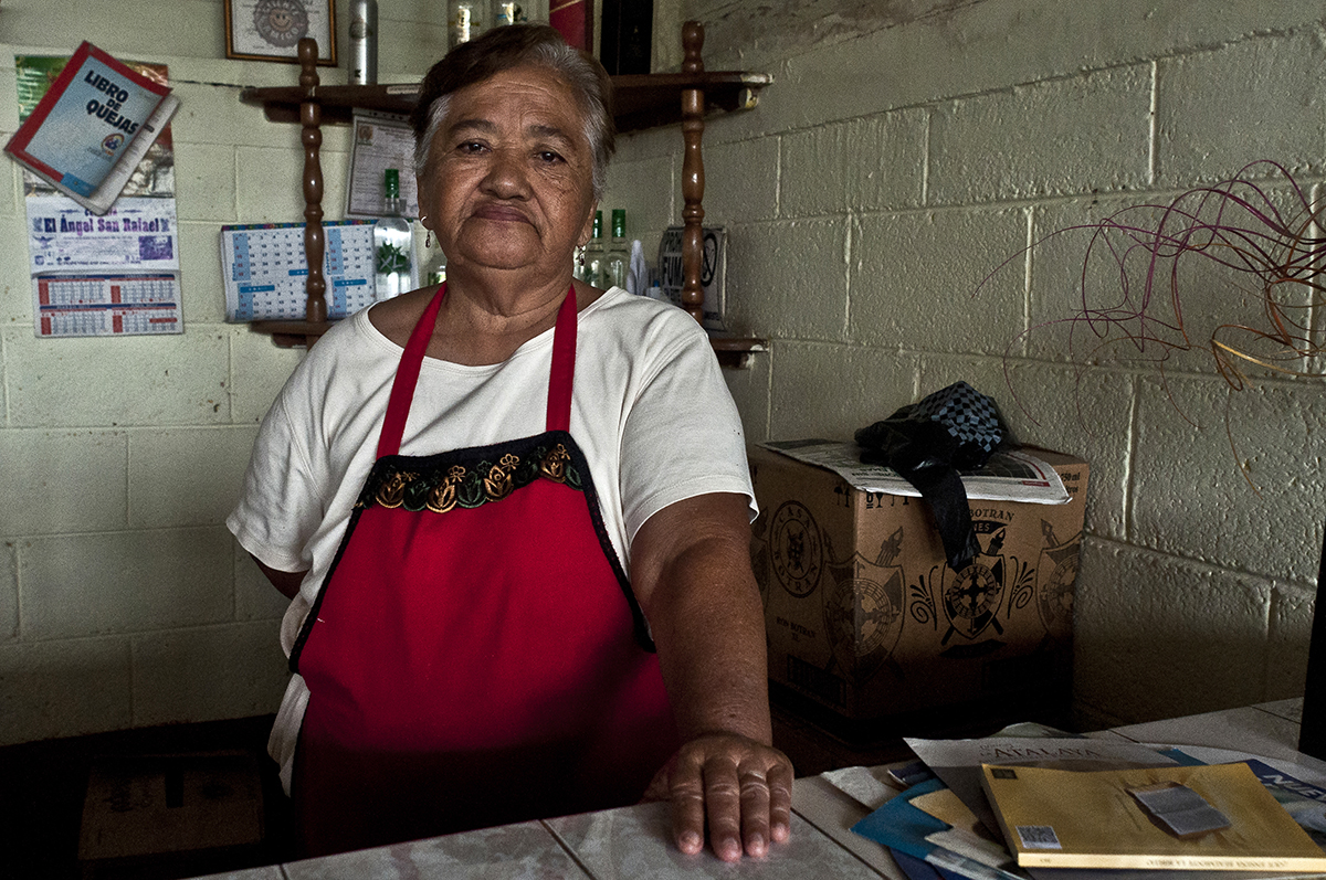 María Delia Suarez, 70, dirige su comedor a la orilla de la carretera desde hace 42 años