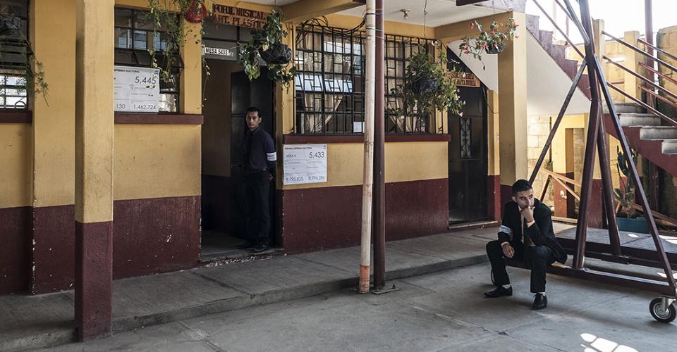 Durante las primeras horas la población de San Andrés Itzapa parecía haber olvidado que era día de elecciones. Los miembros de las mesas esperaban. 