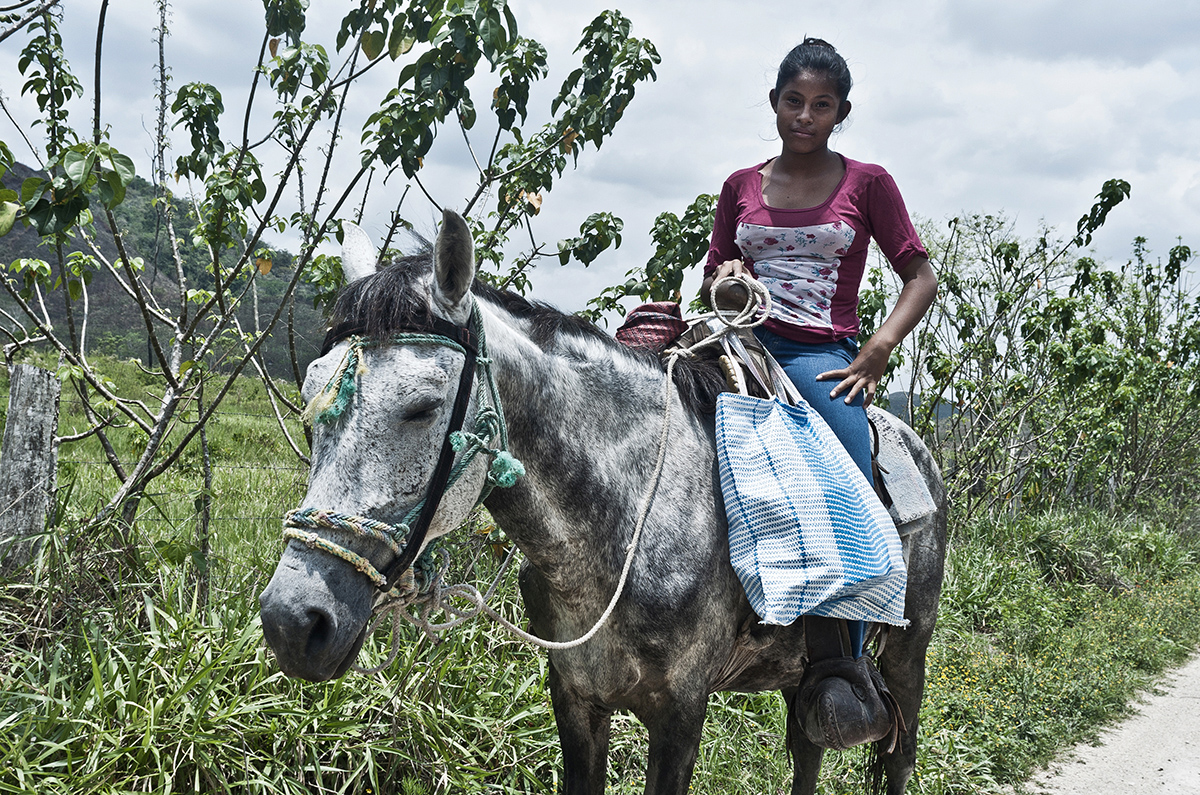 Norma Lourdes Felipe Calderón, 13, trabaja en el campo junto al resto de su familia