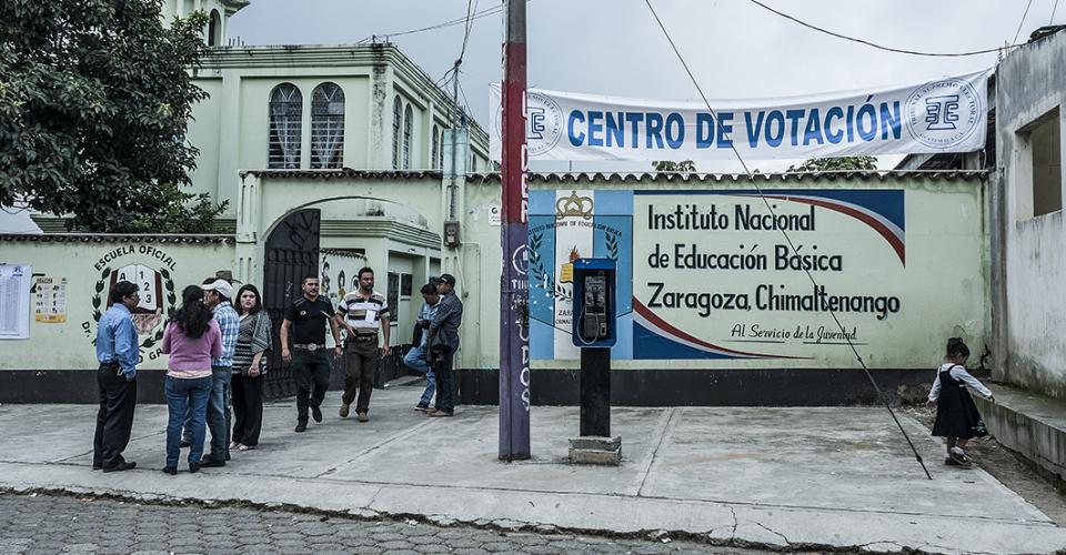 Una niña juega en la entrada del centro de votación de Zaragoza de Heredia, Chimaltenango. Un tanto ajena al futuro del país.