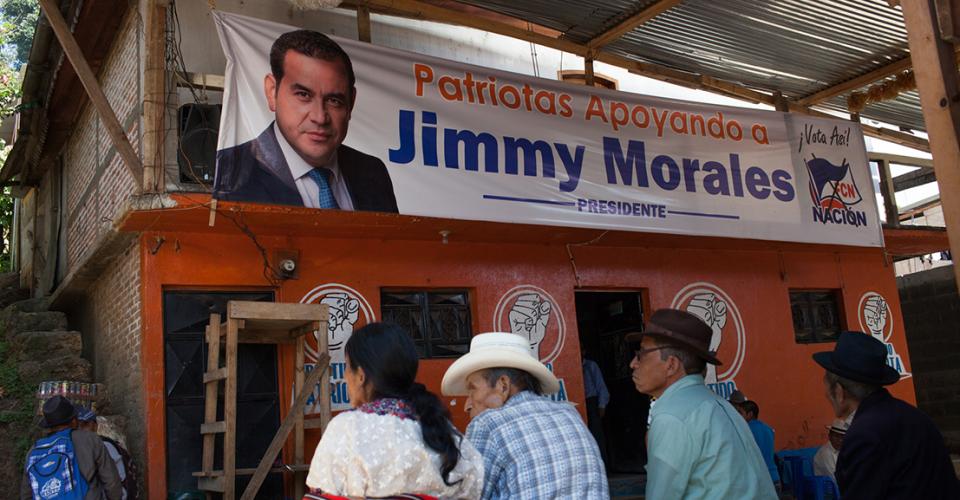 Manta de Jimmy Morales en la sede del Partido Patriota de Cotzal, El Quiché, donde se lee: "Patriotas apoyando a Jimmy Morales."