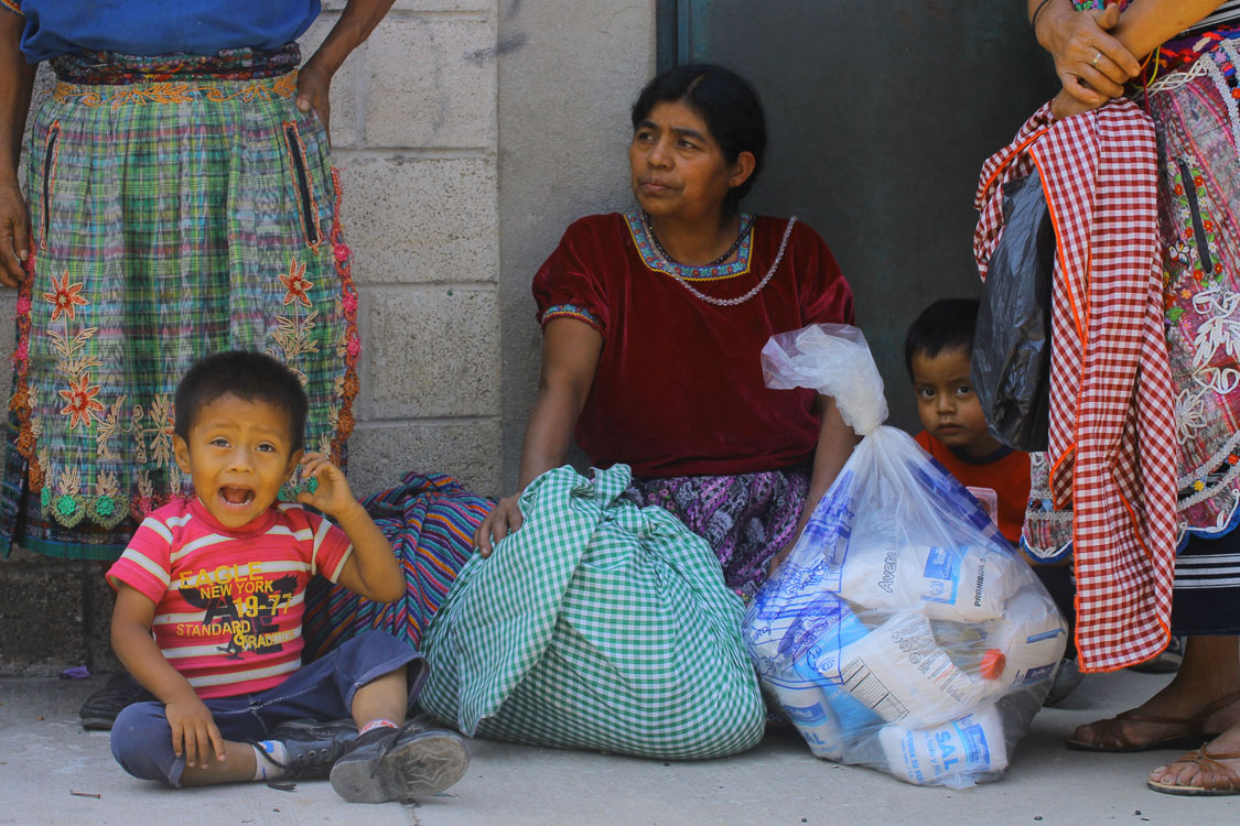 Algunas familias reciben hasta dos bolsas, dependiendo de sus necesidades.  