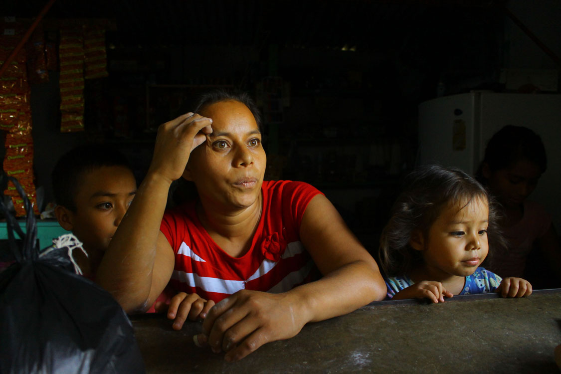 Elba López, de 32 años, tiene una tienda en San Antonio Las Lajas, Chiquimula. Hace un año recibía ayuda educativa del gobierno, hasta que el mismo decidió excluirla, junto con otras 14 personas, de la lista de becadas.  
