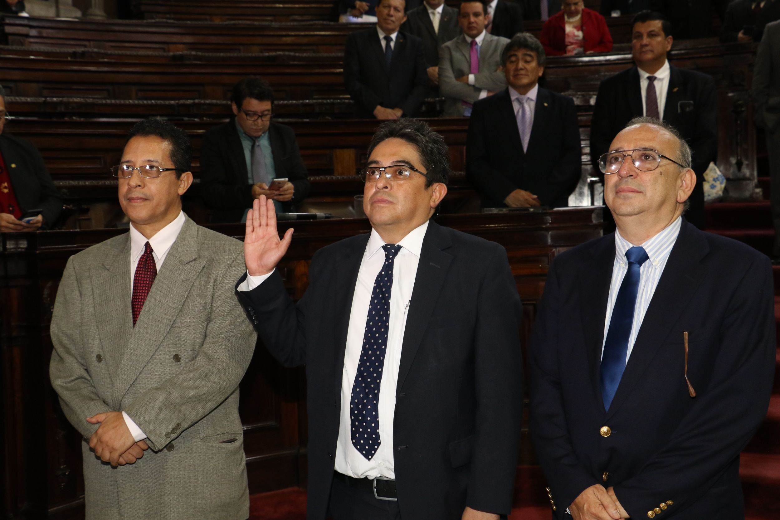 Rodas Andrade (centro) en el momento de ser juramentado en el pleno del Congreso.