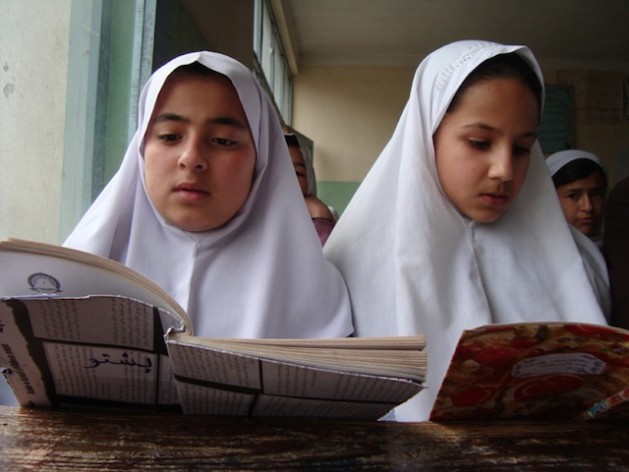 Alrededor de 82 por ciento de las niñas afganas abandonan la escuela antes de sexto grado, en parte debido al matrimonio temprano.   Crédito: Najibullah Musafer/Killid