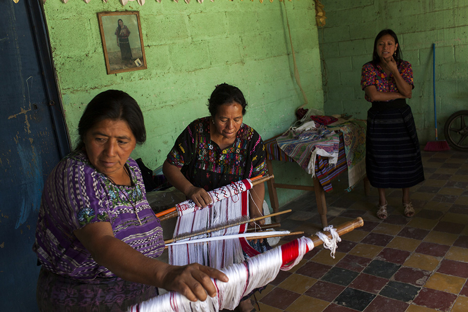 Cristina Boj y Gloria Estela García, se preparan para tejer a mano con el típico telar de cintura