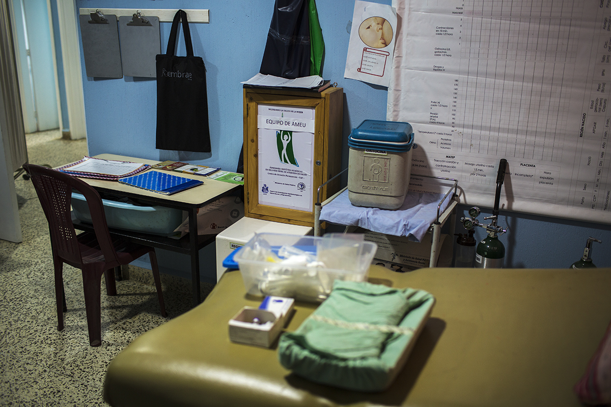 El equipo para el tratamiento de AMEU en el cuarto de atención ginecológicadel CAP de San Lorenzo