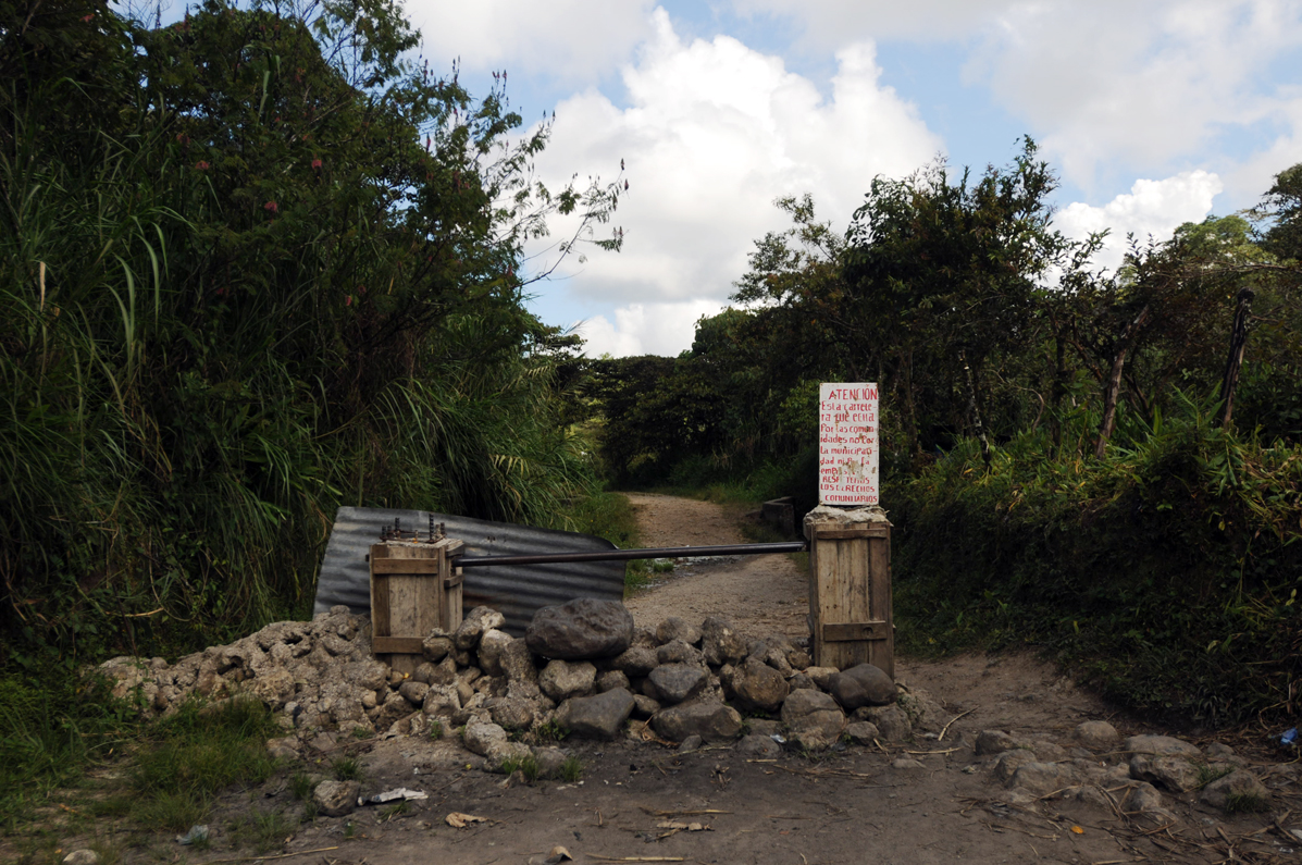 En un letrero, pobladores escribieron que la carretera fue hecha para las comunidades, no para la municipalidad ni para la empresa. 