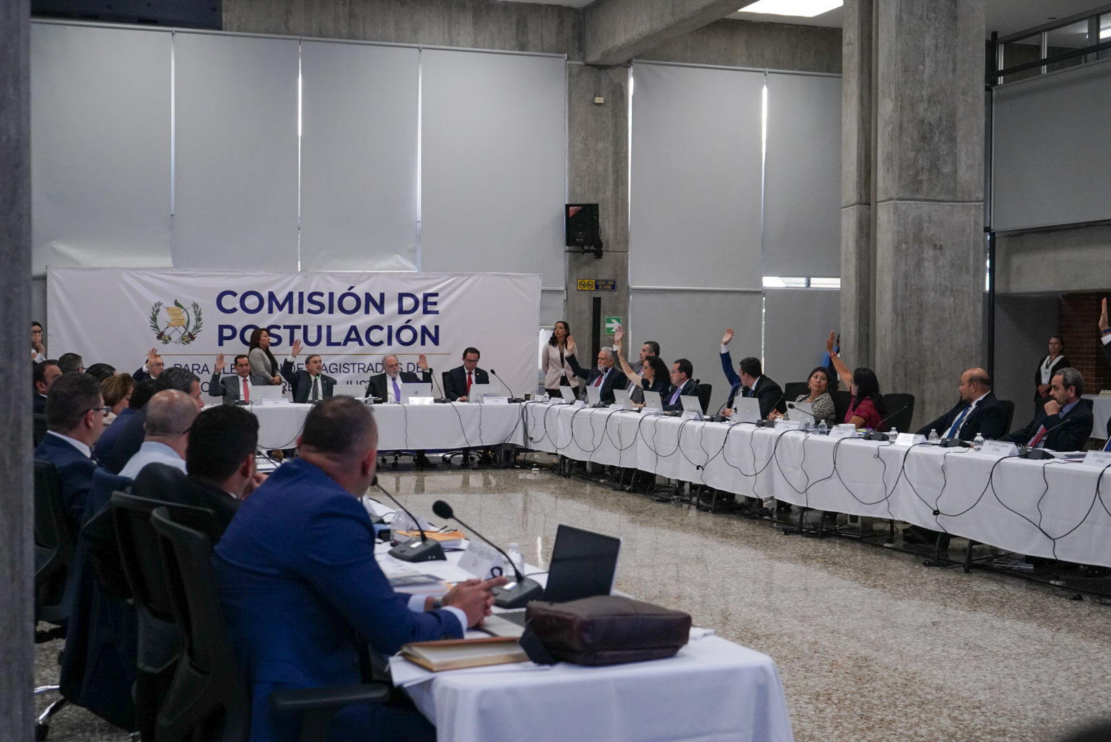 Comisionados participan en una de las votaciones de la reunión del 30 de julio en la sede de la URL. / Laura García