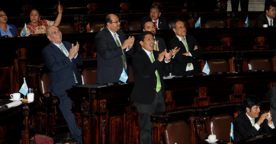 Diputados de la bancada Unidad Nacional de la Esperanza (UNE) celebran la aprobación de quitarle la inmunidad al mandatario Pérez Molina. 