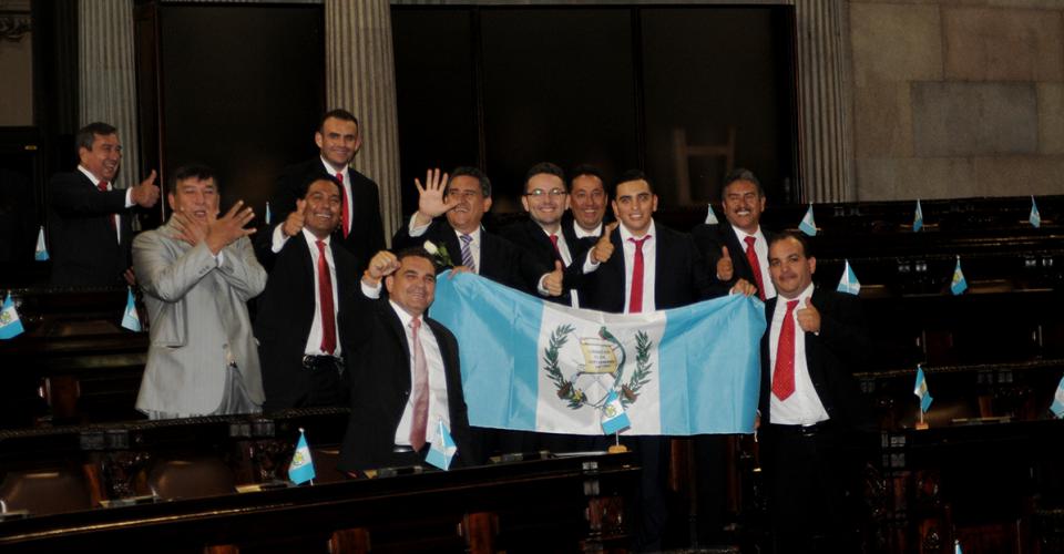 Diputados de la bancada Libertad Democrática Renovada (Lider) llevaron una bandera de Guatemala para celebrar su retorno al hemiciclo luego de varias ausencias en el pleno. 