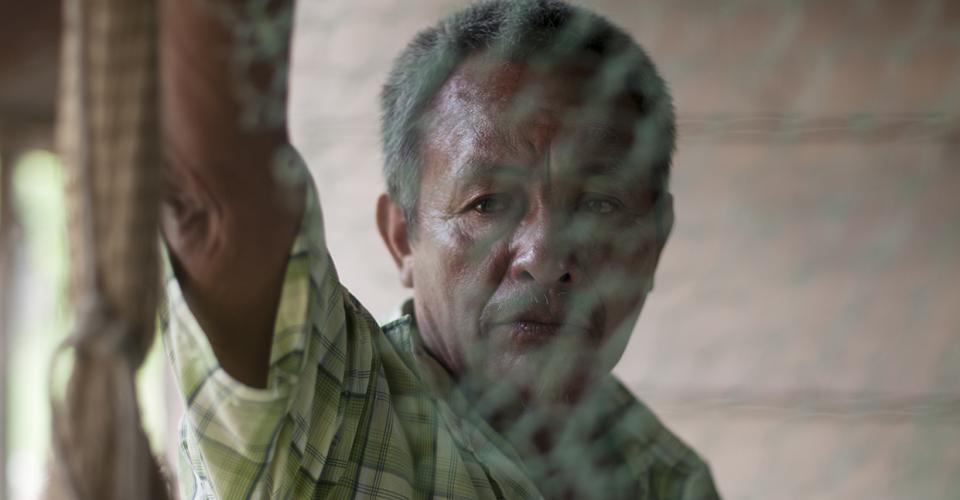 Eduardo Caal, pescador de la aldea El Chorro, no sabe qué hacer porque la pesca está prohíbida en todo el río La Pasión. Sus atarrayas están colgadas del techo de su casa, y no sabe cuándo las utilizará de nuevo.