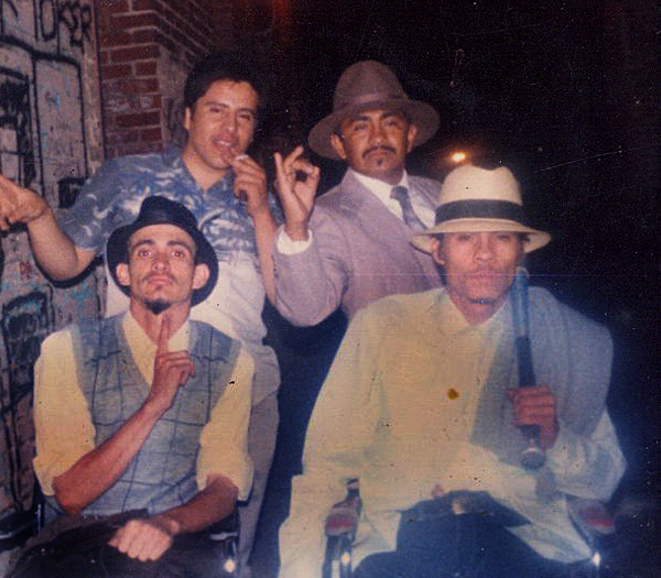 Miembros de la pandilla Playboys de Los Ángeles. Durante los años 80, las pandillas sureñas más antiguas solían usar vestimenta de “pachuco”.