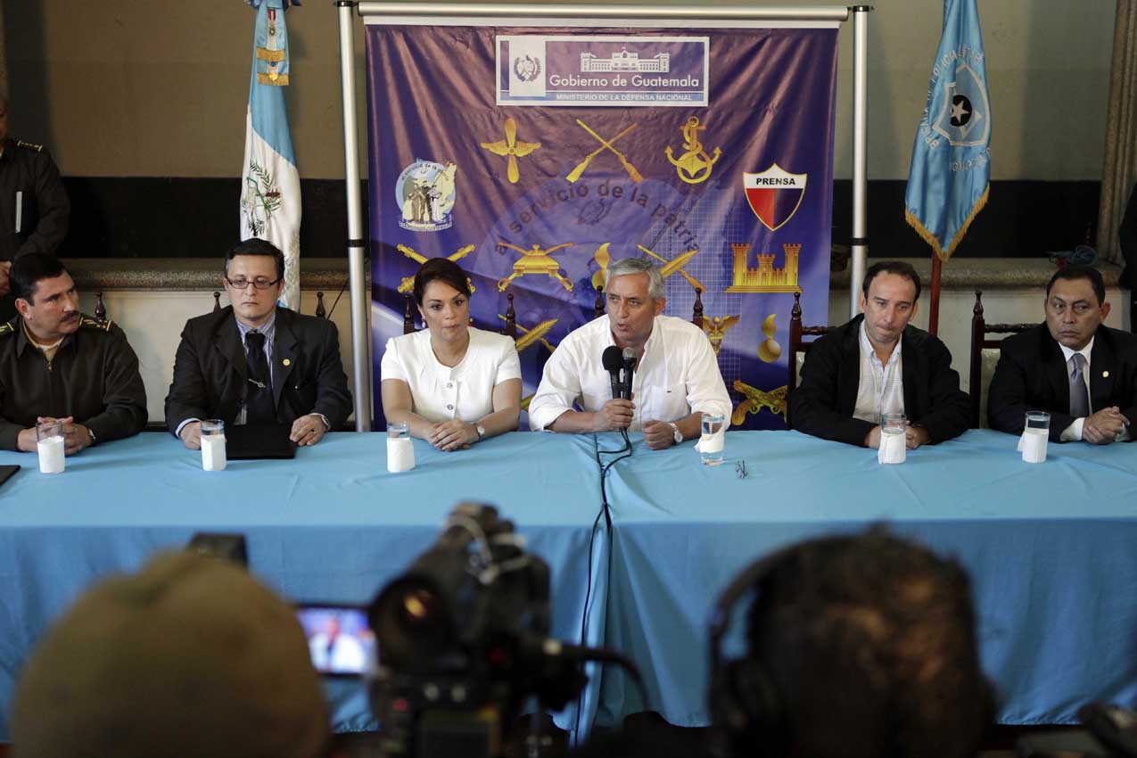Otto Pérez, miembros de su gabinete y el procurador de derechos humanos en conferencia de prensa.
