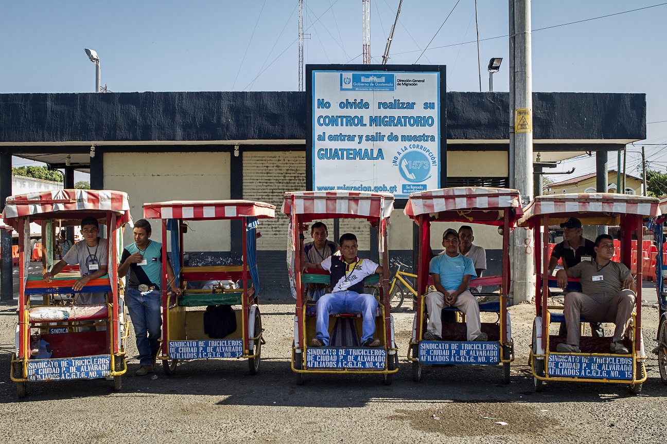 Tricicleros de Pedro Alvarado, Jutiapa, esperan pasajeros en la frontera.