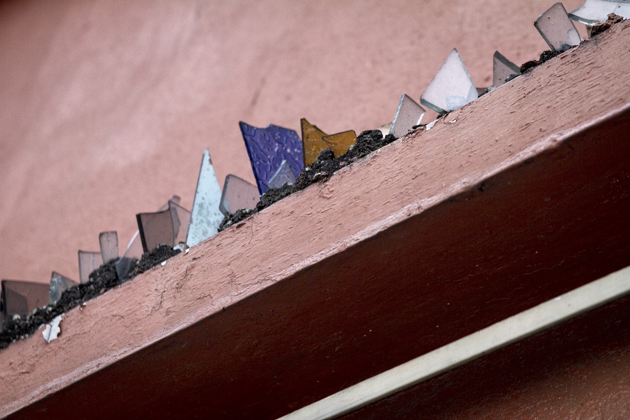 Vidrios cortados en lo alto del muro de una vivienda, zona 1, Ciudad de Guatemala