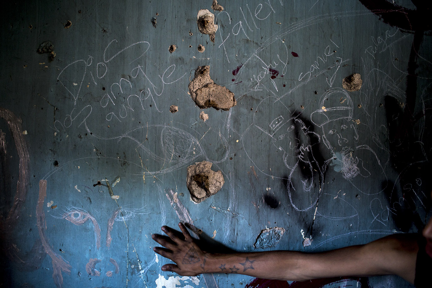 En una casa abandonada, los grafitis pintados por unos jóvenes. Simone Dalmasso