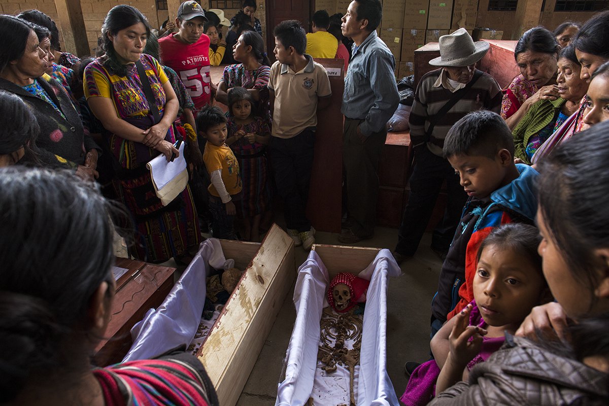 Familiares y curiosos rodearon los ataúdes con los restos de las víctimas durante todo el 29 de noviembre, día en el cual se dio el proceso de reconocimiento y recomposición de las osamentas de los difuntos
