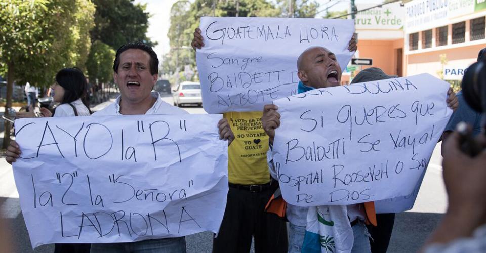 Decenas de manifestantes manifestaron contra Roxana Baldetti, y celebraban su detención en las afueras del Centro Médico. 