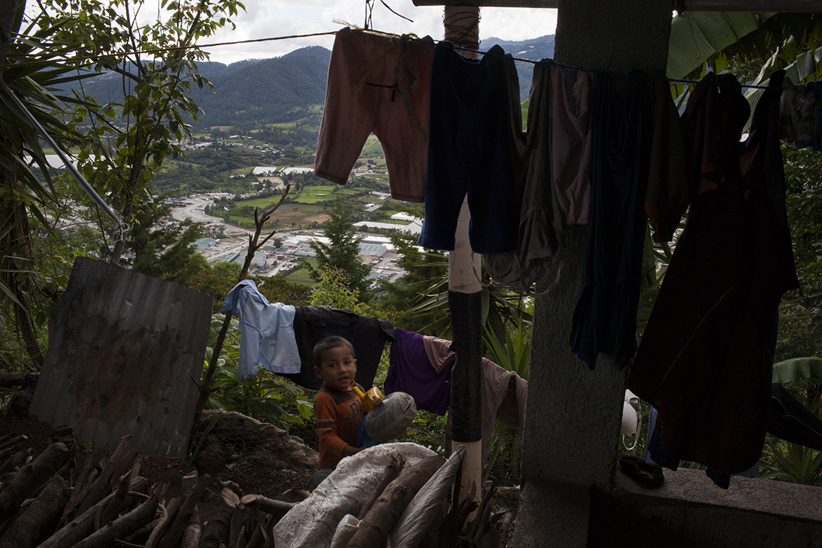 Las casas de los pobladores de la aldea La Cuchilla están asentadas en un cerro junto a la minera San Rafael