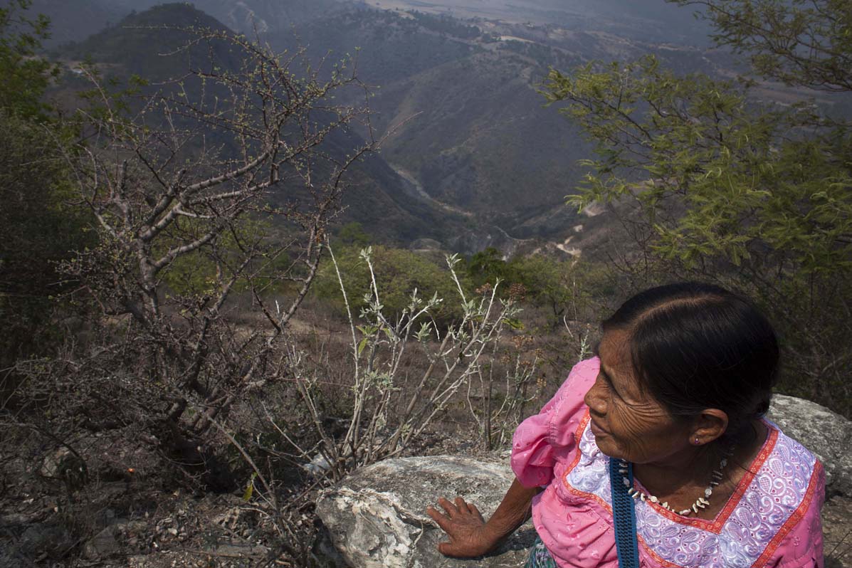 Olivia mira el largo viaje que todavía la separa del reencuentro con sus familiares. Abajo, el Río Negro separa el territorio de Uspantán del área perteneciente a San Andrés Salcabajá.