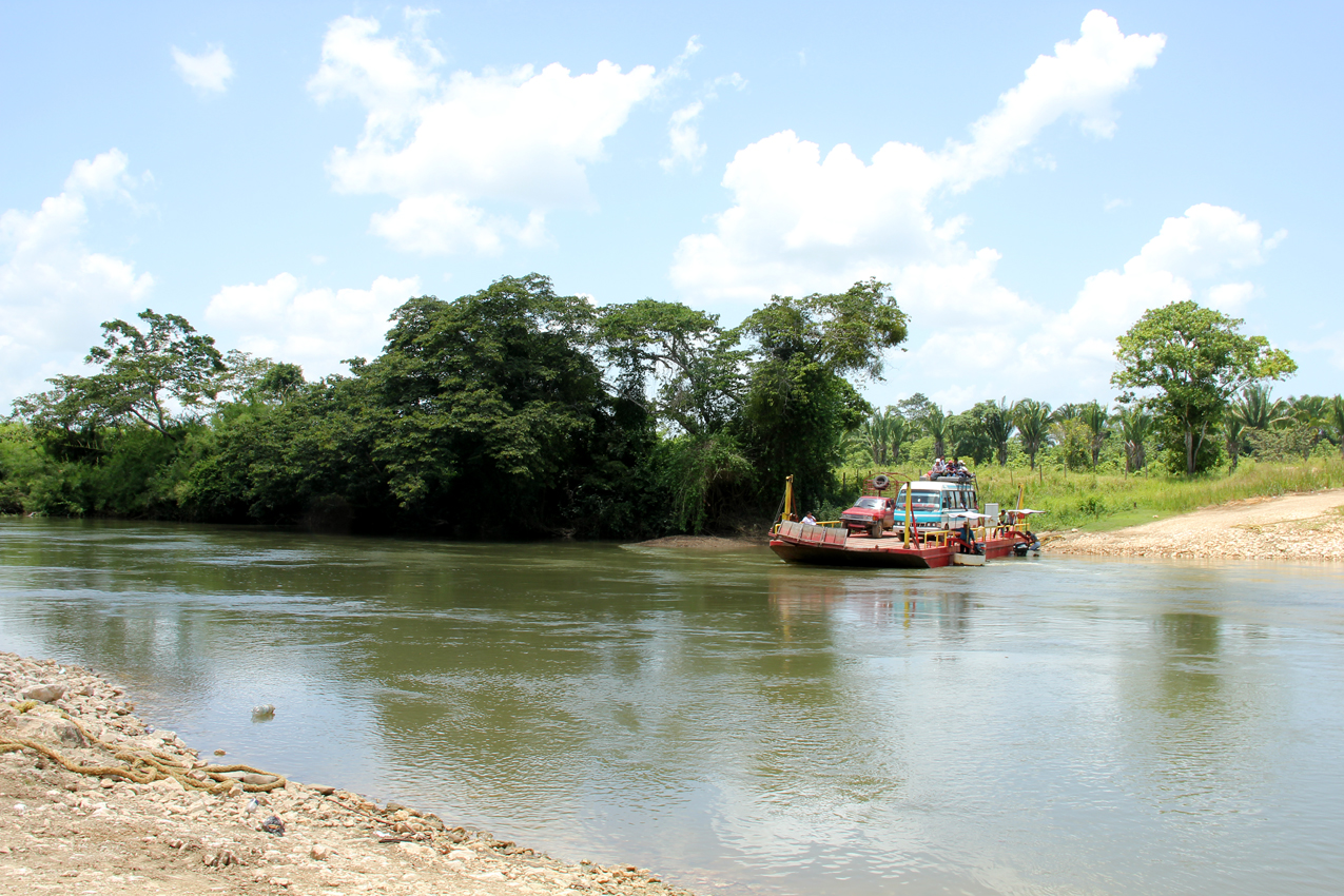 Un ferry privado cruza el río La Pasión para comunicar Raxruhá hacia Santa Isabel, una comunidad rodeada por monocultivo.