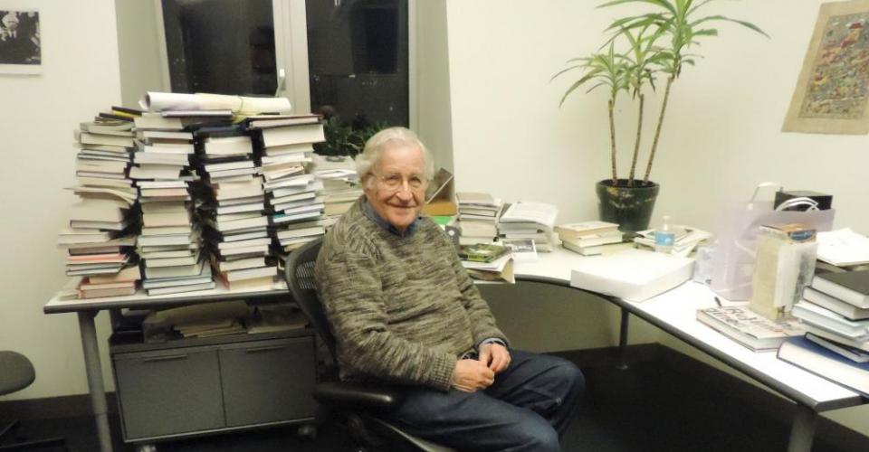 Noam Chomsky en su oficina del Massachussets Institute of Technology