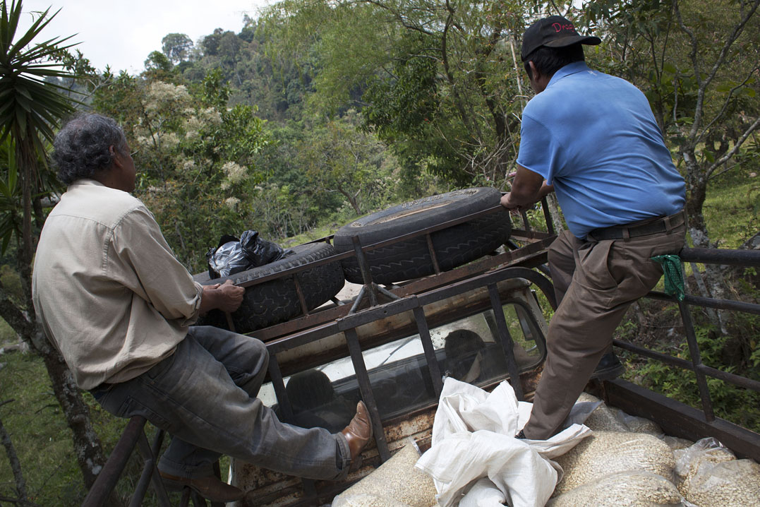 Empleados municipales salen en picop’ desde la finca para entregar víveres a la población de las aldeas.