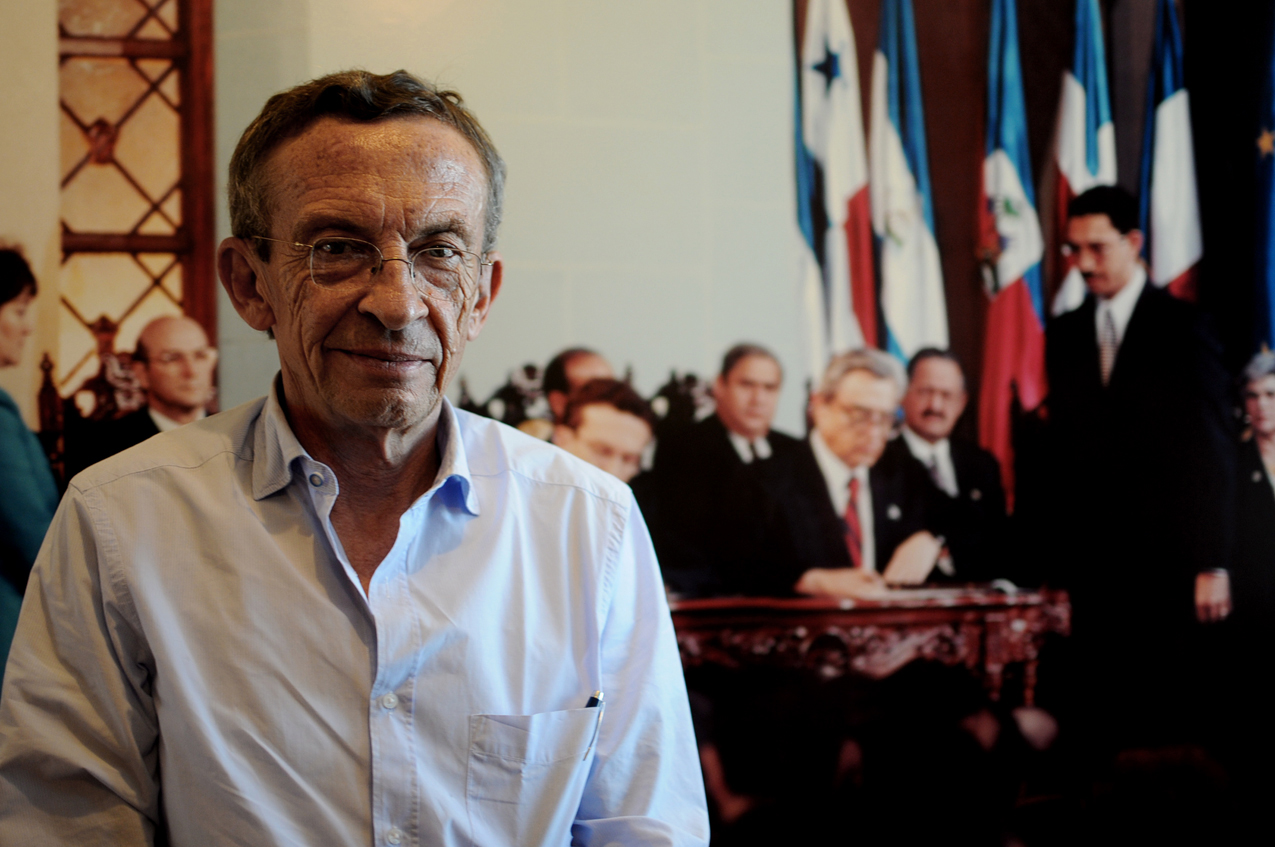 Gustavo Porras Castejón ante la imagen de la firma de los acuerdos de paz.