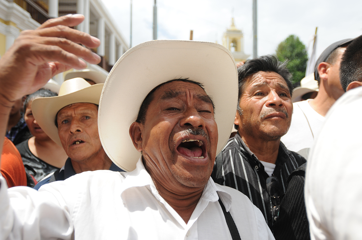 Varios comunitarios protestaron en el Parque Central de Huehuetenango contra las empresas de energía.   