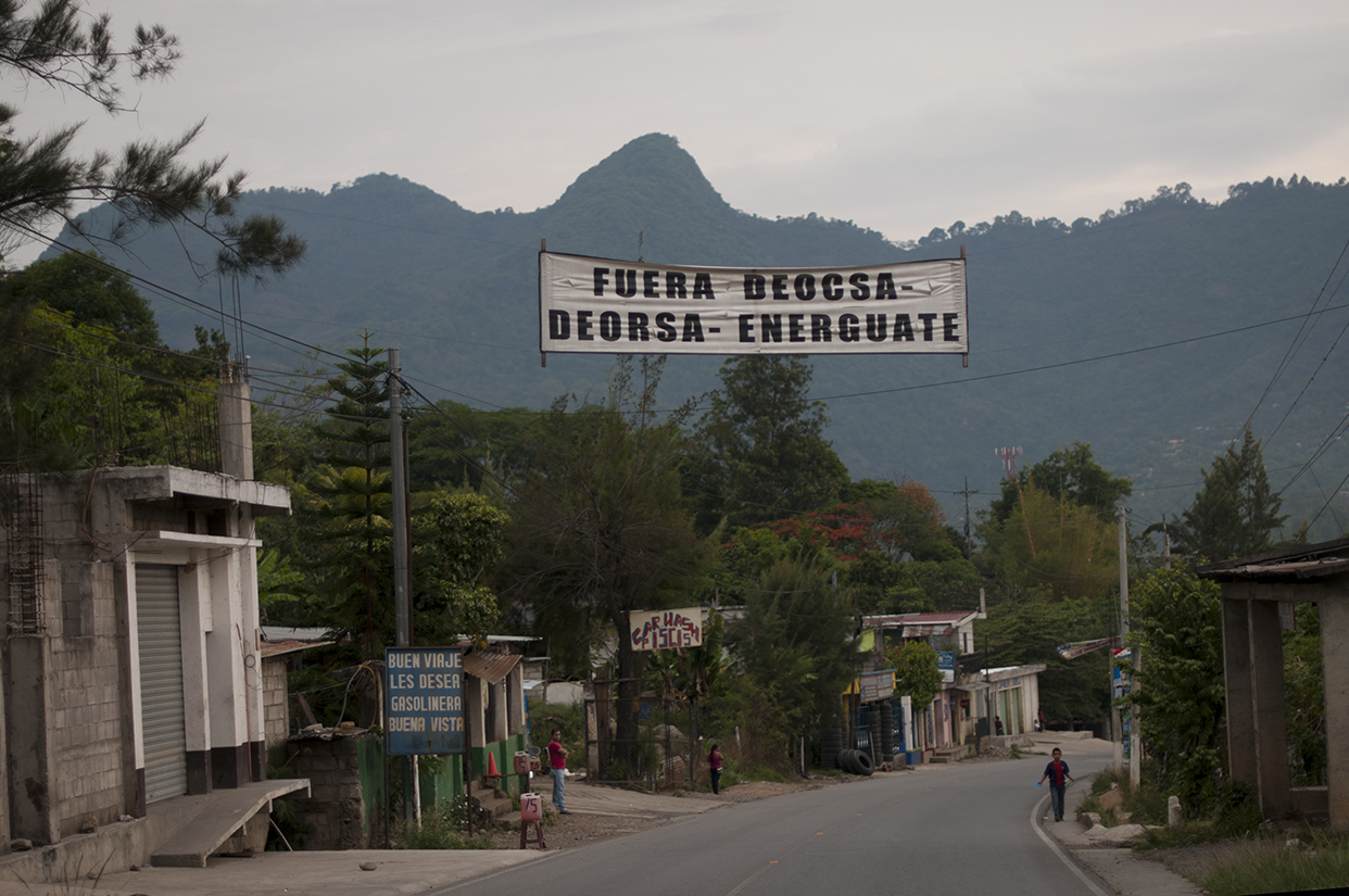 Una manta contra Deorsa, Deocsa y Energuate en La Democracia, Huehuetenango.