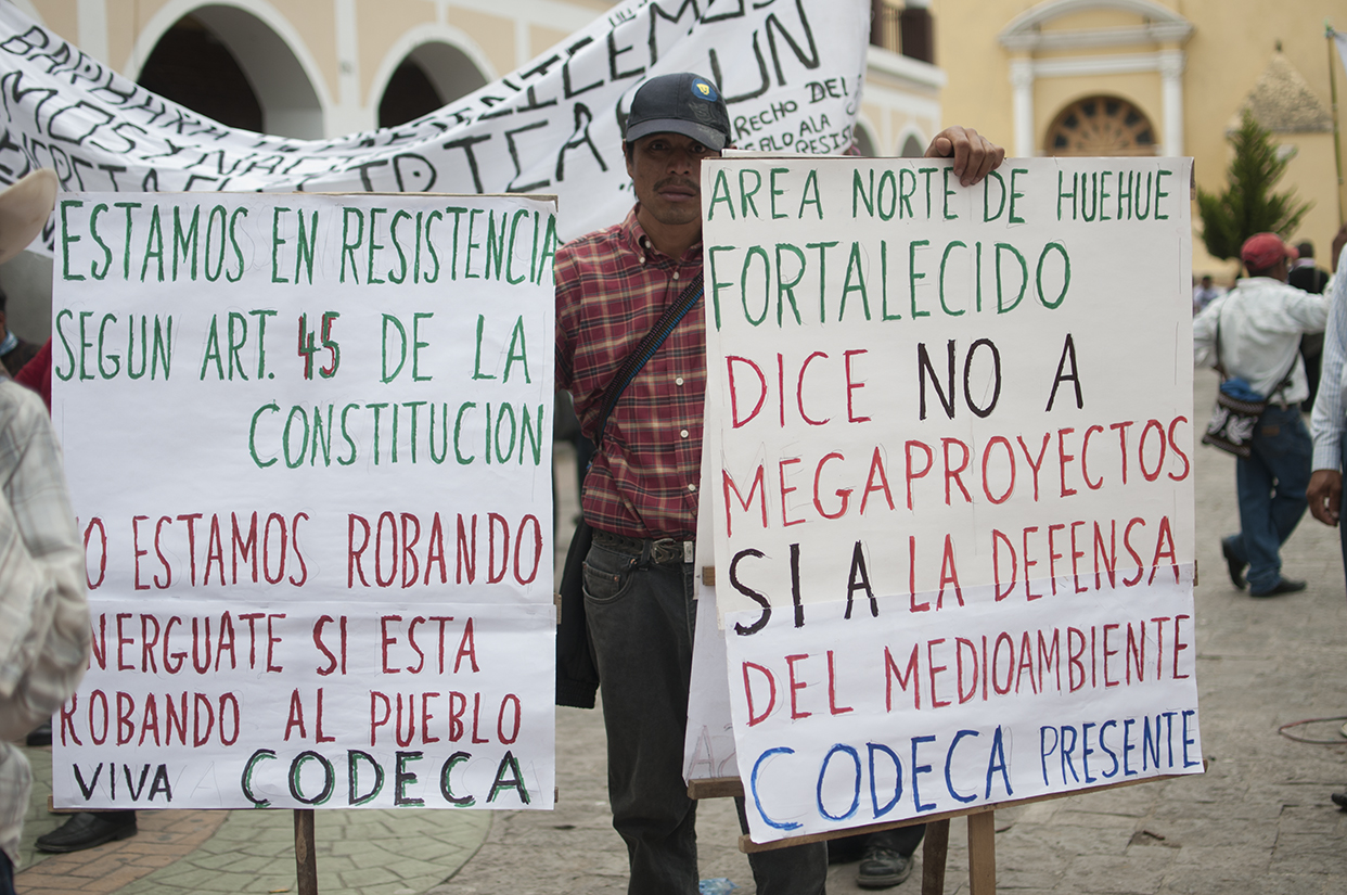 "No estamos robando", dice una pancarta de los manifestantes que protestaron en el Parque Central de Huehuetenango. 