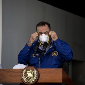 El presidente Alejandro Giammattei se coloca una mascarilla en el Parque de la Industria el día que anuncia que ya son 17 los contagiados por COVID en Guatemala