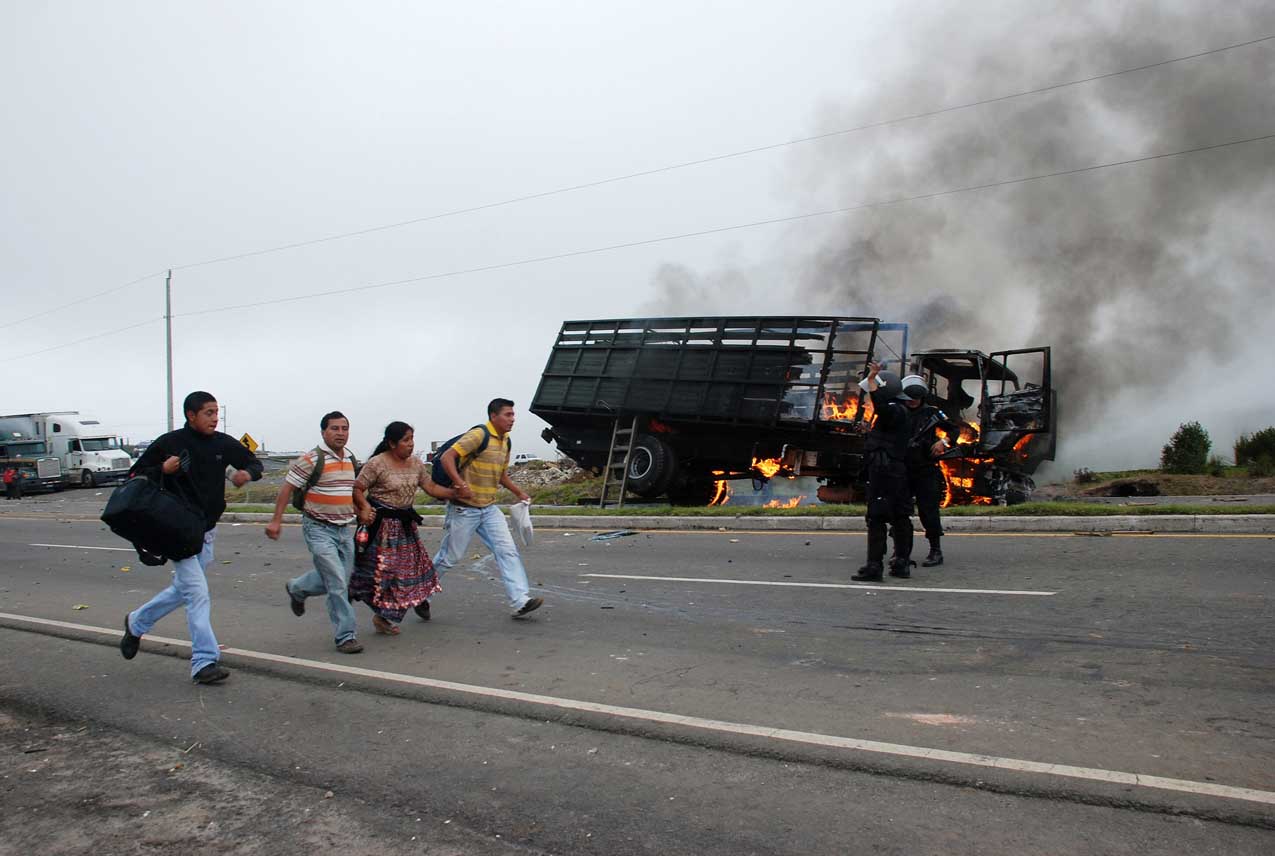 El camión que fue incendiado por supuestos manifestantes. Foto de EFE