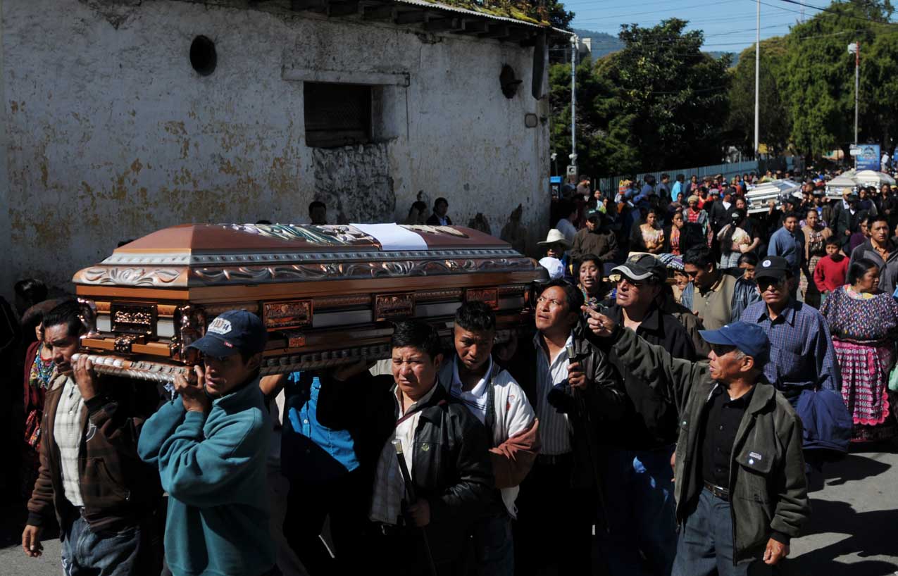 Pobladores trasladan los cuerpos de las víctimas al centro de Totonicapán.