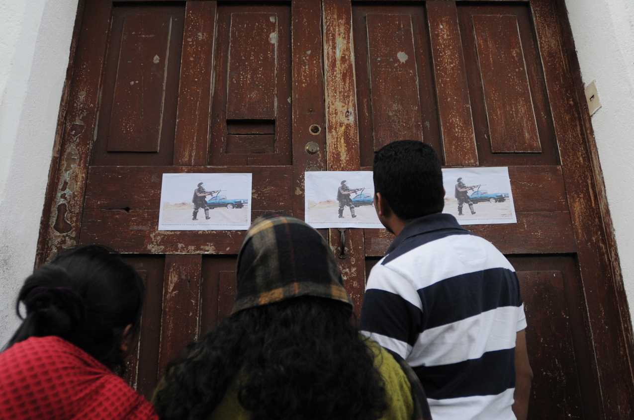Varias copias con la imagen del soldado armado fueron pegadas en el centro de Totonicapán.