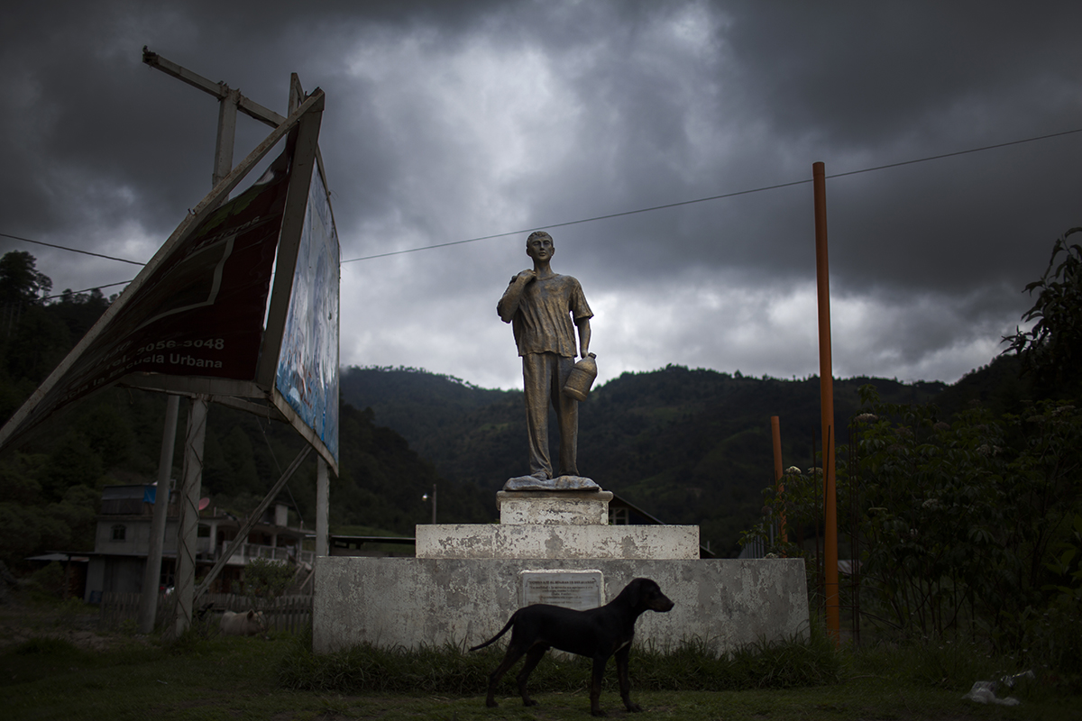 Uno de los monumentos a los migrantes presentes en la carretera principal que une Soloma con Santa Cruz Barillas.