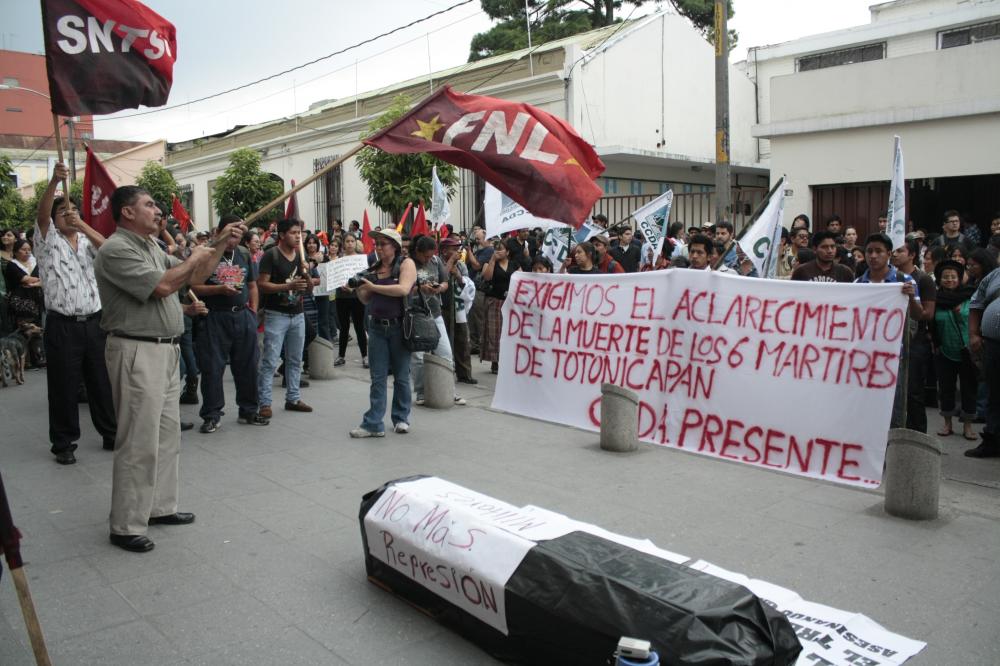 Protestantes piden la renuncia de los ministros de Gobernación y Defensa