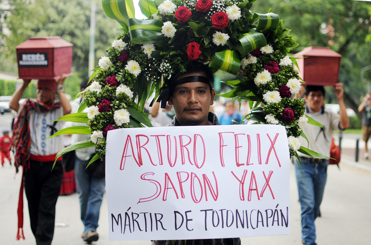 Recuerdan a masacrados en marcha por la capital