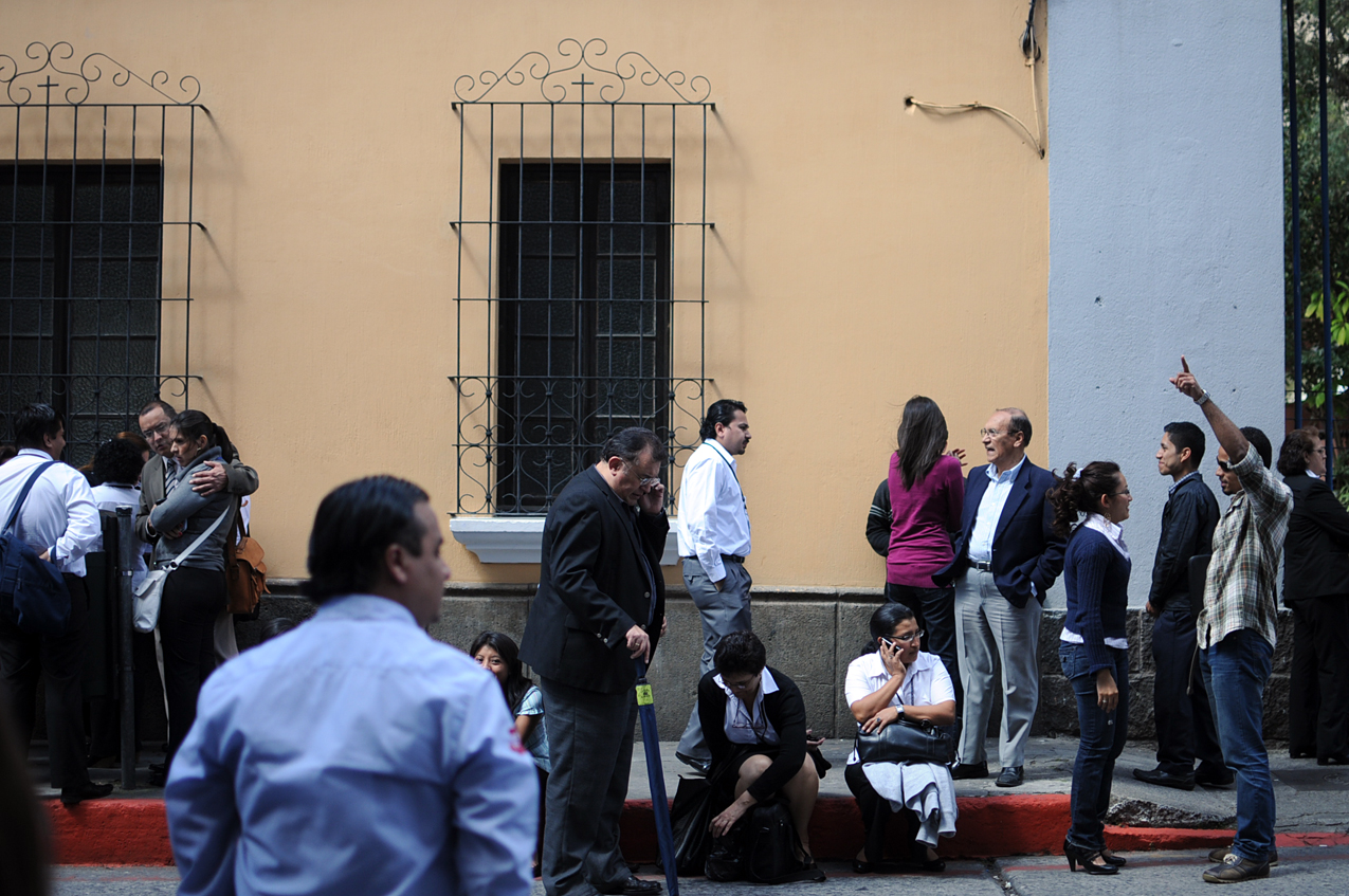 Varias personas salieron de sus lugares de trabajo. Foto de Plaza Pública