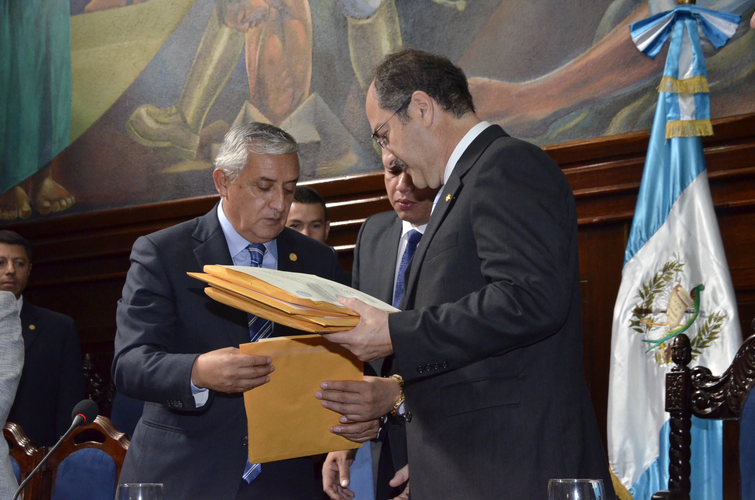 Pérez Molina presentó al Congreso leyes de competitividad y empleo