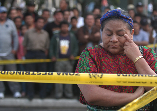 Guatemaltecos rinden homenaje a Facundo Cabral en lugar de su asesinato