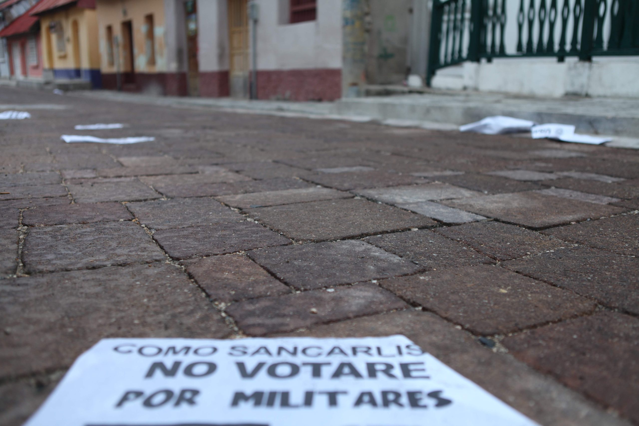 Campaña negra de otro nivel en Flores