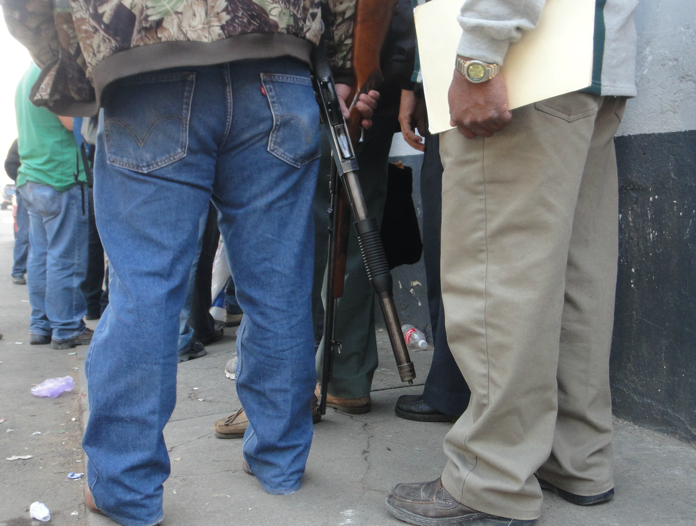 La fila de los hombres armados