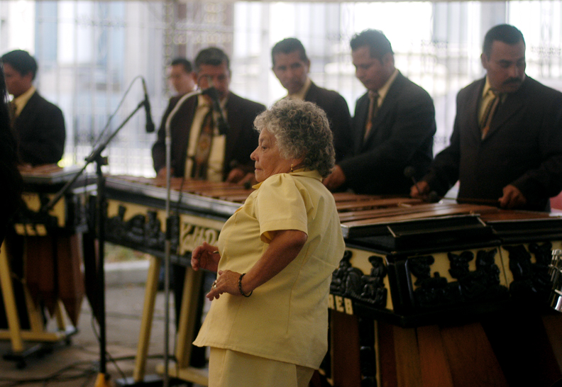 Ella baila sola