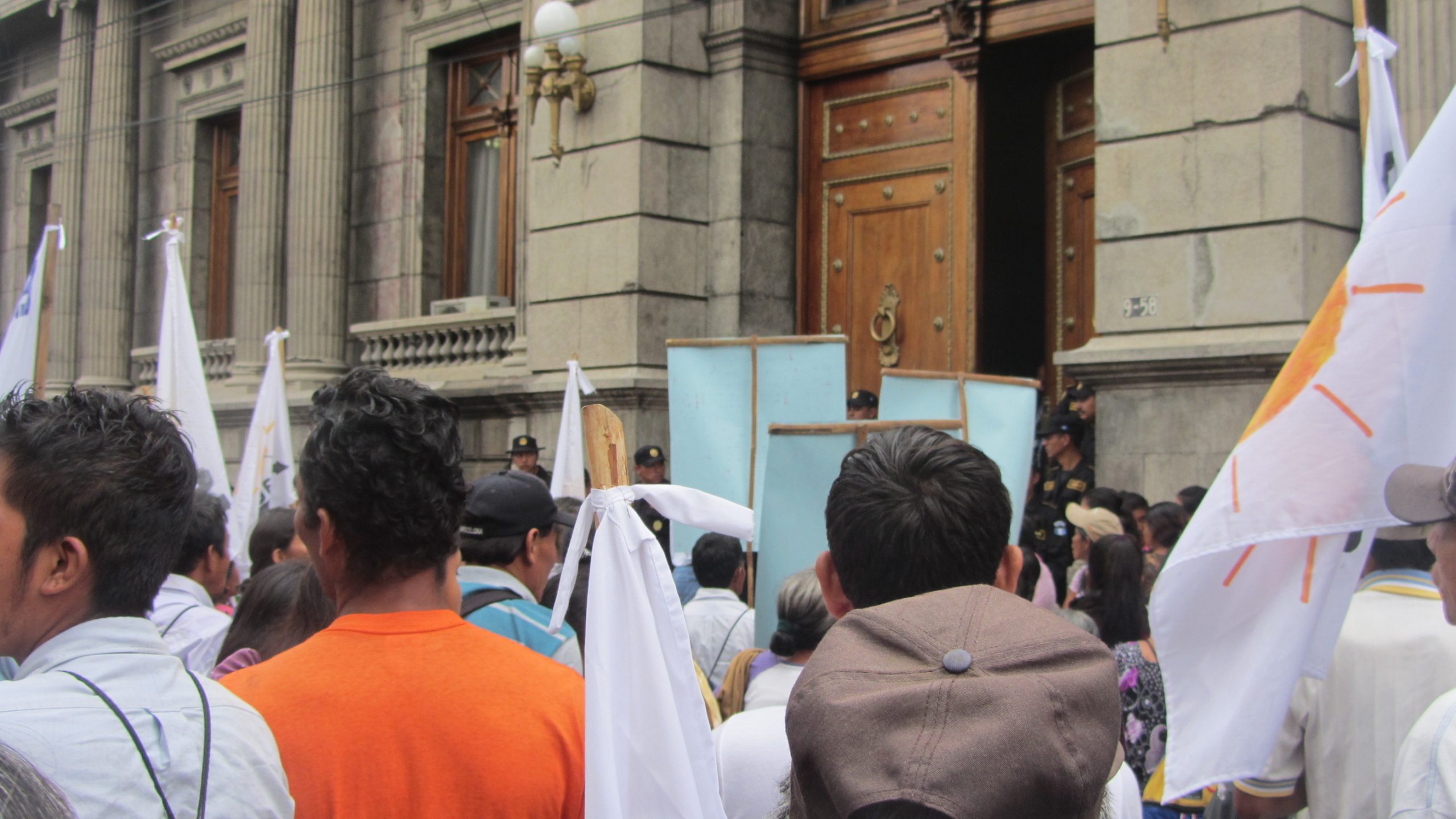 Campesinos se manifiestan frente al Congreso