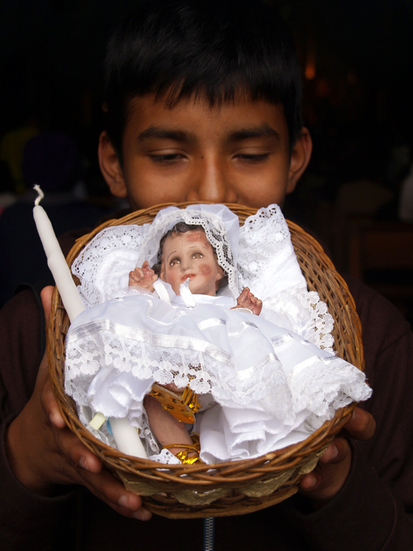 El niño con el Niño Dios