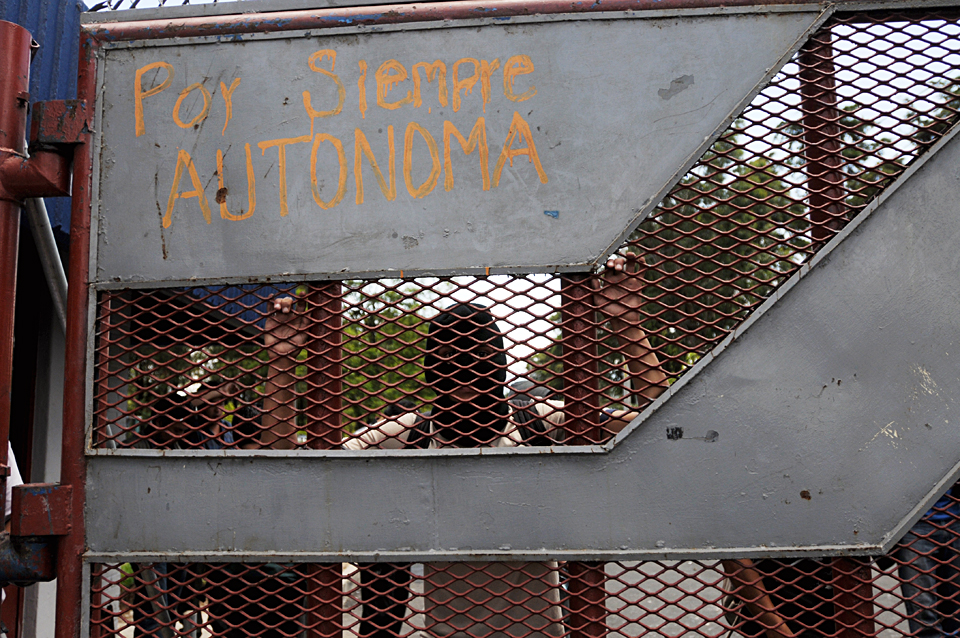 Antimotines contra universitarios