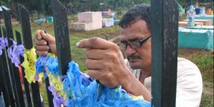 saul_arevalo_junto_al_monumento_a_las_victimas_de_la_masacre