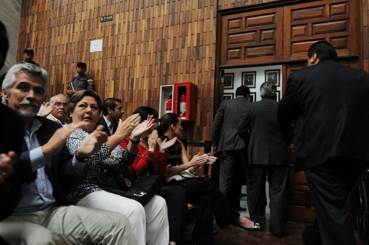 Amigos y familiares de los acusados aplauden la decisión de los abogados.